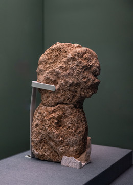 红山文化晚期石雕人像