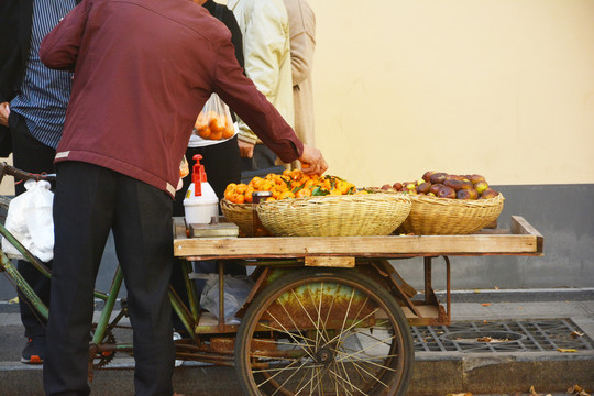 街边卖水果的人