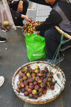 路边卖水果的人