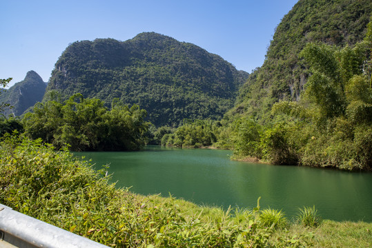 青山绿水河流风景