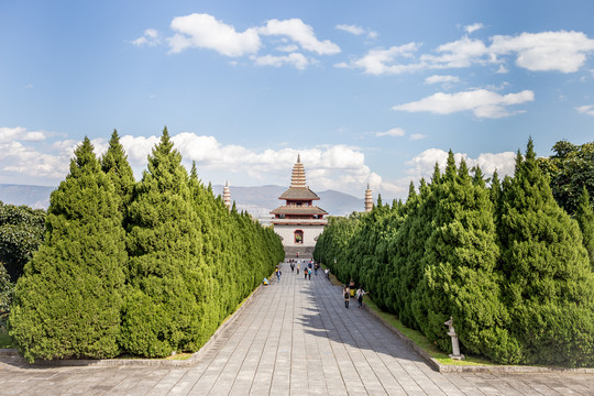 蓝天白云下的大理崇圣寺景观