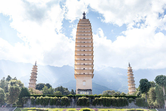 蓝天白云下的大理崇圣寺三塔景观