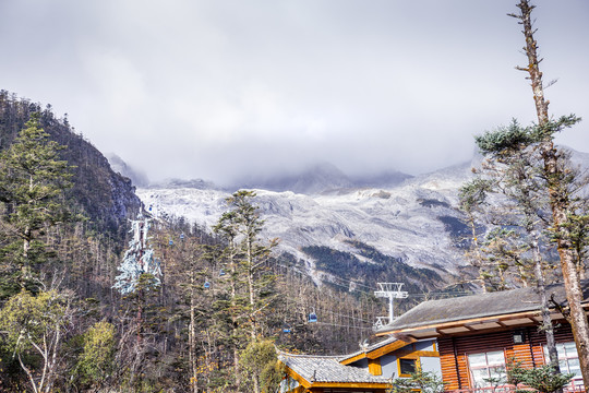 云南丽江玉龙雪山索道缆车风光