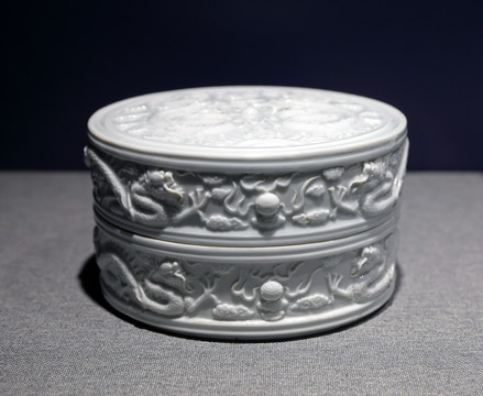 民国德化窑白釉双龙戏珠纹盖盒