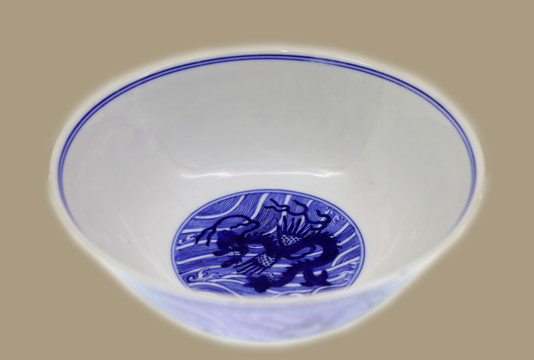清代宣统款青花海水异兽纹瓷碗