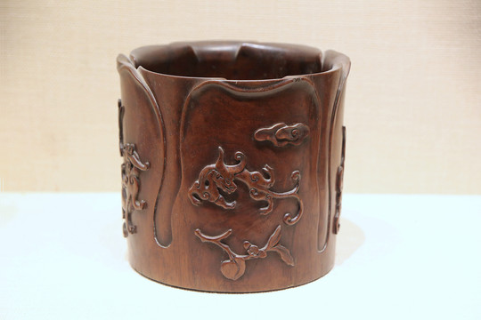 明代云蝠纹黄花梨笔筒