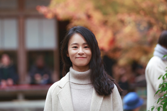 亚洲女性在旅游时开心的笑