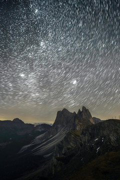 意大利多洛米蒂山区夜晚的星空