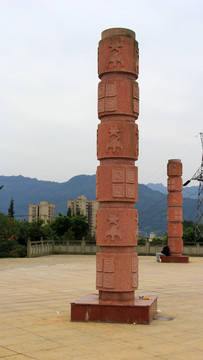 红砂石柱雕塑