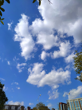 蓝天下的天空云朵