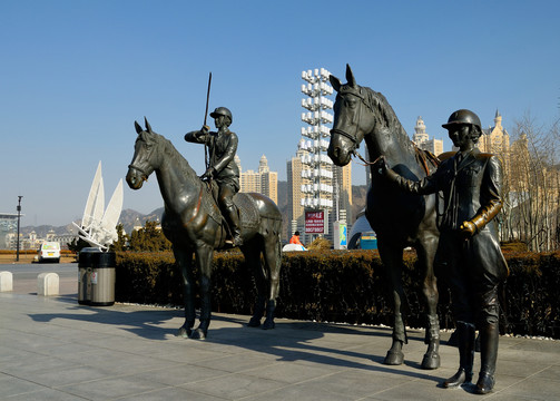 大连星海广场的女骑警雕塑