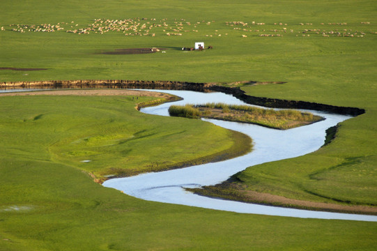 草原上的曲水与蒙古包