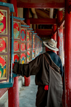 川主寺转经的藏族老人