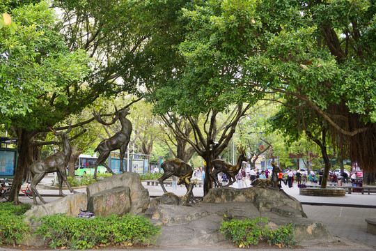 惠州南湖的城市广场及梅花鹿雕塑