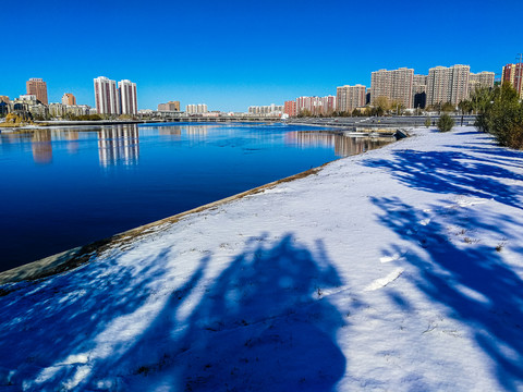 城市河流高楼大厦