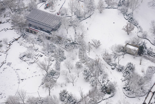 俯拍雪后的自然景色