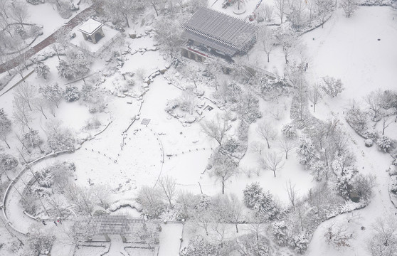 俯拍雪后的自然风光
