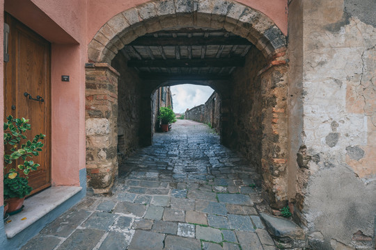 意大利中世纪古城中的街道小路