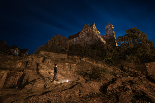 夜晚一个男人在奎德林堡城堡山下
