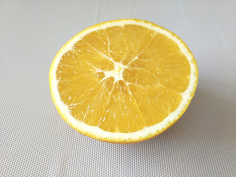 甜橙一半
