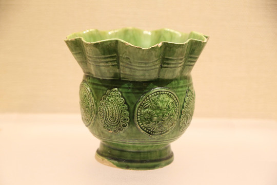 辽代绿釉荷叶口瓷缸