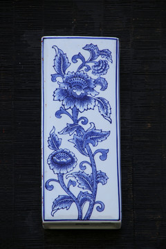 青花瓷壁壶插花菊花