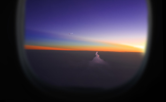 飞机窗外晚霞美景
