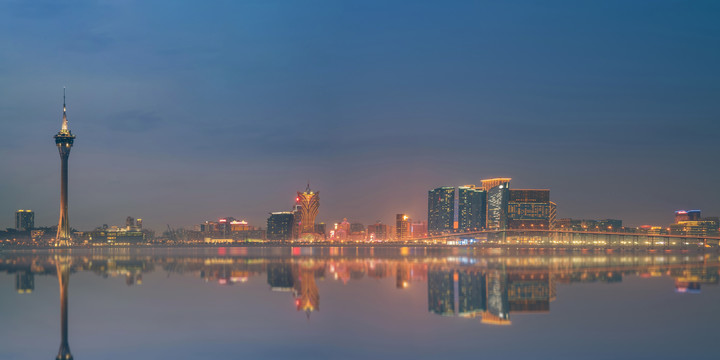 中国澳门城市建筑天际线滨海夜景