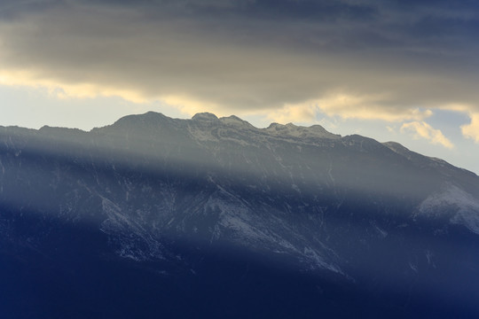 云南大理苍山雪山耶稣光云隙光