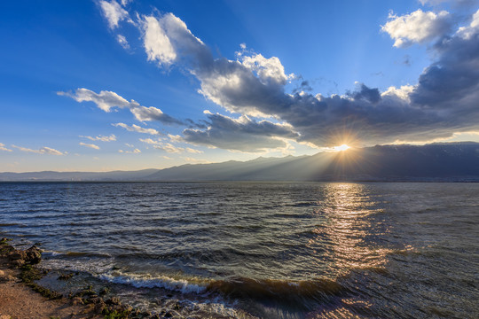 云南大理苍山洱海蓝天夕阳日落