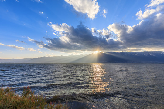 云南大理苍山洱海蓝天夕阳日落