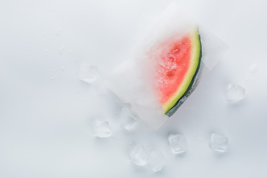 冰块里的西瓜冰爽解暑水果创意
