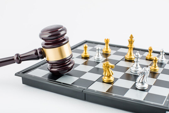 国际象棋棋盘和法槌金融贸易概念