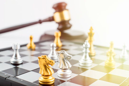 国际象棋棋盘和法槌金融贸易概念