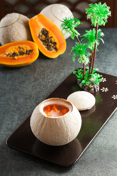 鲜椰子柚木瓜炖雪蛤