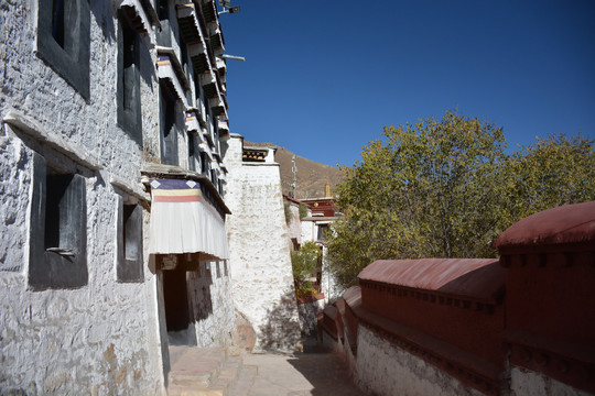 哲蚌寺的建筑和路及围墙