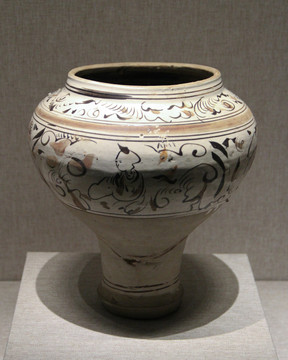元代赭彩人物纹瓷罐