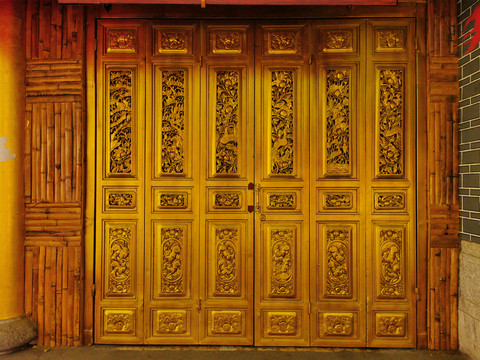 中式古建雕花木门