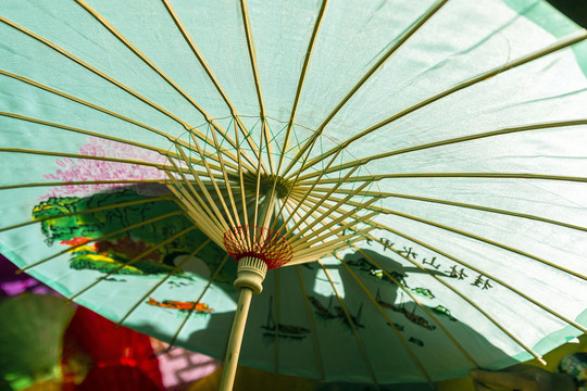 仰拍绘制雨伞