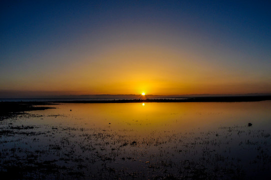 青海湖夕阳日出