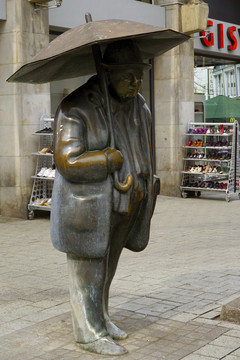 德国汉诺威城市撑人雕塑