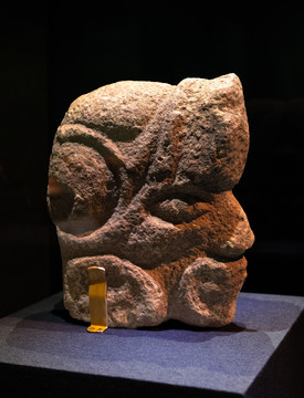 红山文化晚期石雕人头像