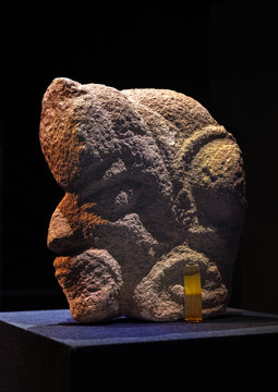 红山文化晚期石雕人头像