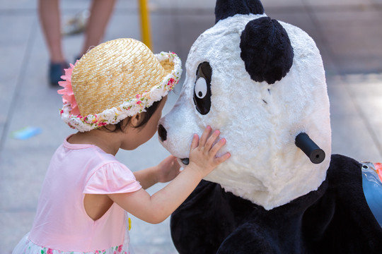 抱熊猫的小女孩