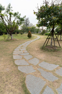 公园草坪上的蜿蜒石头小路