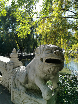 桥头石狮子雕塑