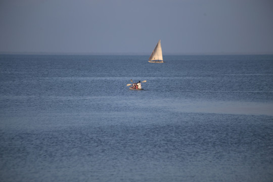 非洲大海上的小渔船