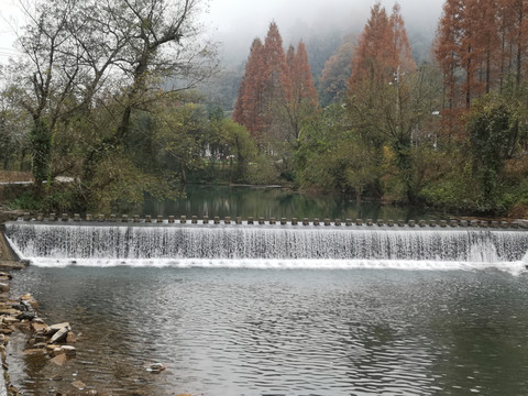 河流水坝