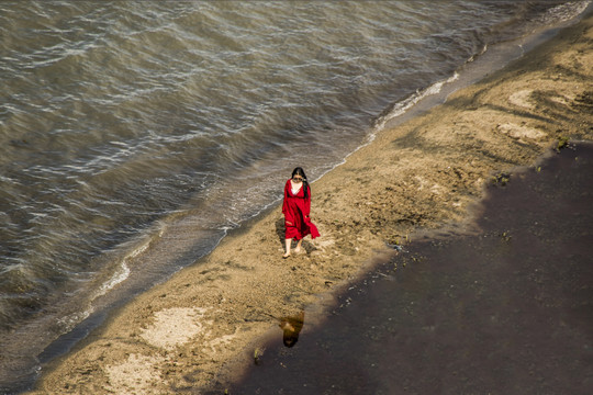 湖边的红衣女子