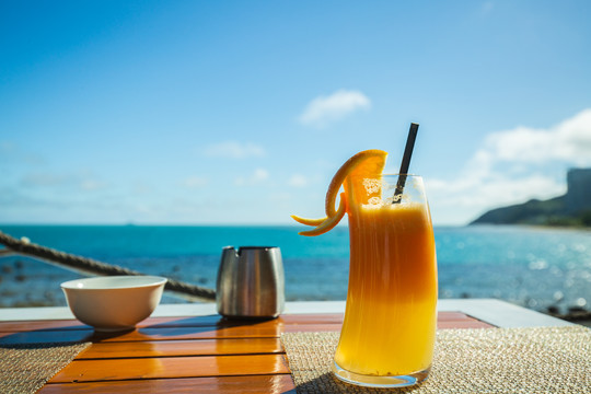 海边度假喝橙汁
